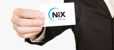 Executivo segurando o cartão de visitas da Oticas Nix